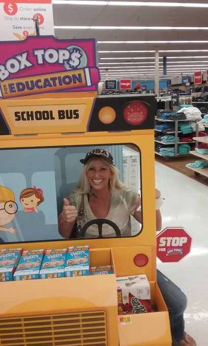 plaing in wal mart https://t.co/3AHrPCm5sw