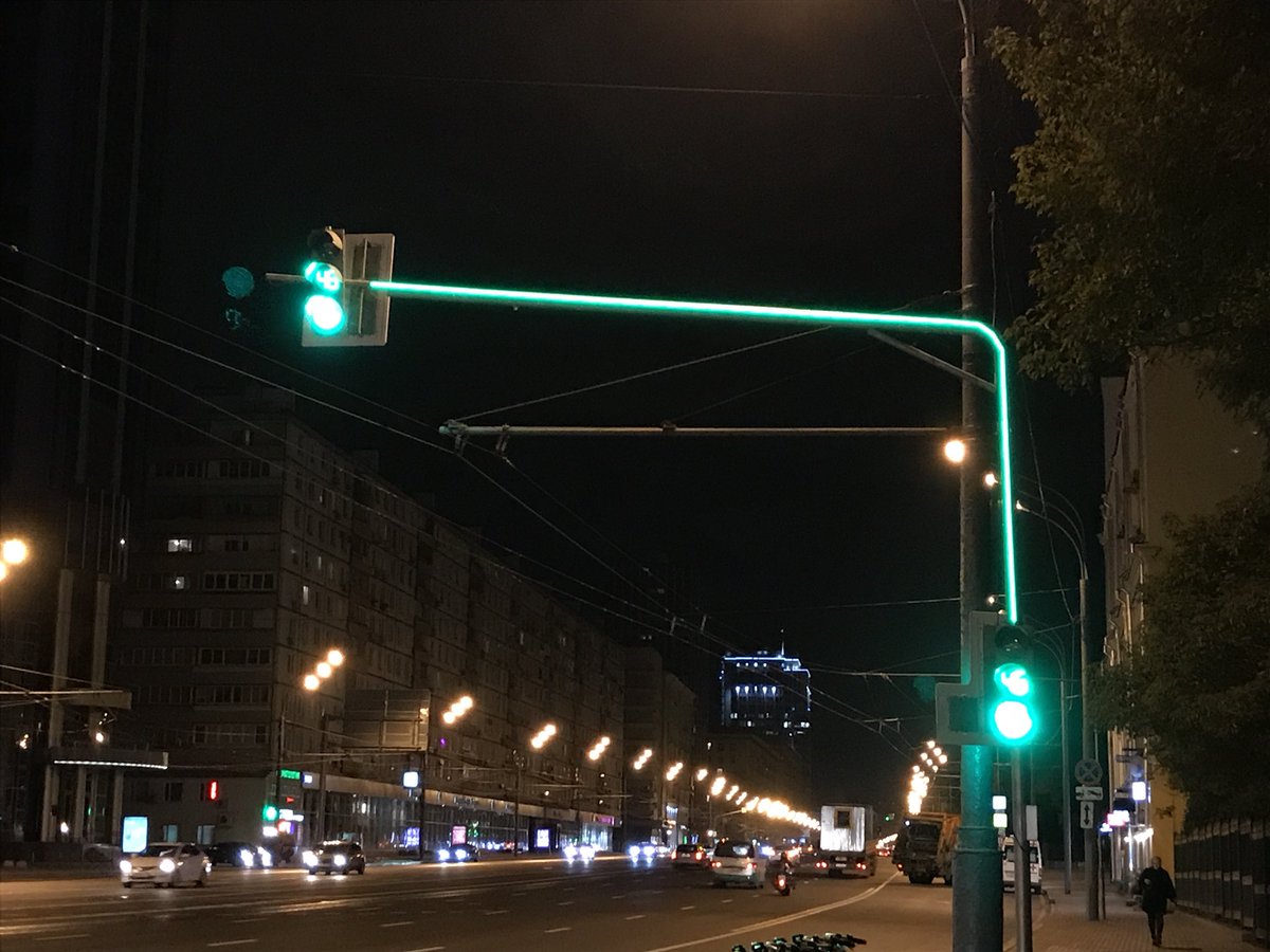 дополнительная подсветка светофоров. светофорные объекты(т. 1). подсветка опоры светофора. светофор с подсветкой.