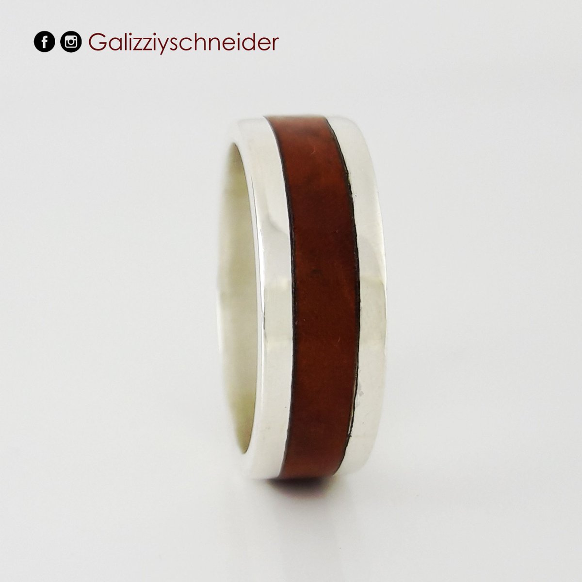 GalizziSchneide's tweet photo. #anillo de #plata y #madera disponible en nuestra #tiendaonline: https://t.co/OaNQfX0Zy1 https://t.co/u7MdbevWzP