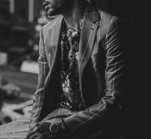 ❝ Nunca confies em ninguém, especialmente nas pessoas que admiras. São essas que te cravarão as maiores punhaladas. ❞