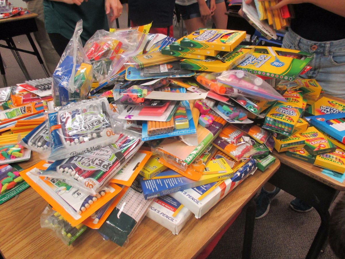 Hancock_Heat's tweet image. Thanks to the students who packed up the donations for the school in Houston!  #kindnessrocks #helpHouston @ChandlerUnified