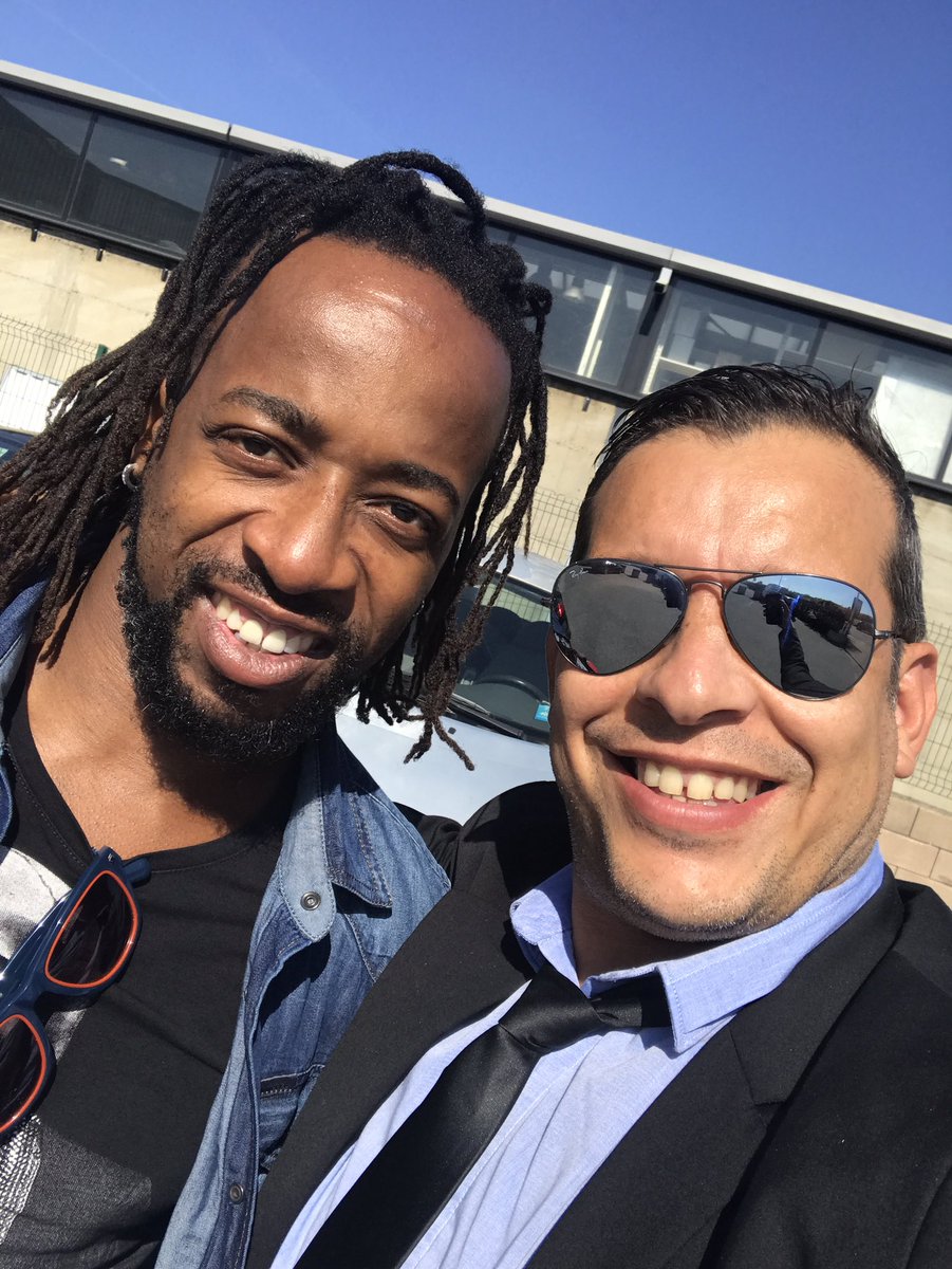 vtclinelyon's tweet photo. Sydney Govou et VTC LINE LYON vous souhaite une bonne semaine. Un clin d'œil pour @fanzoneOL https://t.co/1sco5DfG7K
