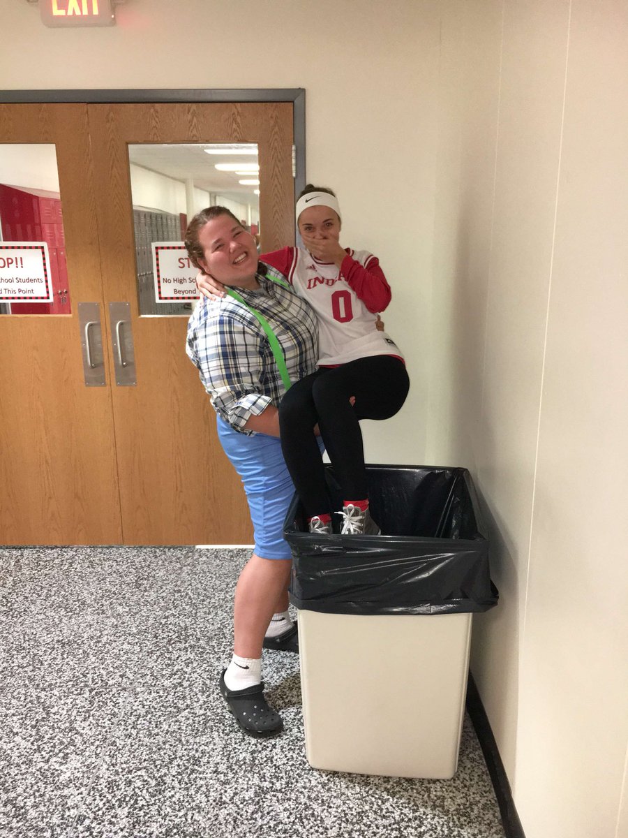 nash_dara's tweet photo. day 1:#mathletevsathlete #trojanhoco 🤓📚📖 https://t.co/SwVEYRJycs