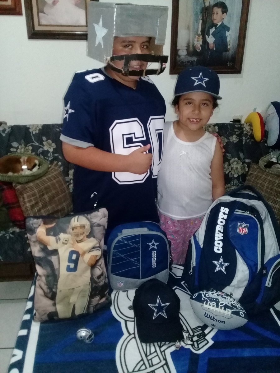 PinaGarcia's tweet photo. @AlvaroNFLMartin dísfrutando del juego en compañía de mi hijo Jorge Luis Saludos Álvaro y Raúl desde Acambaro GTO https://t.co/GzuSnYzvPu