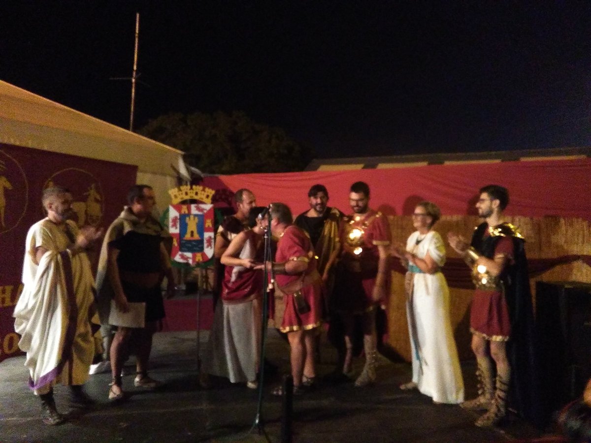 Caballeroseisis's tweet photo. Recogiendo el trofeo a la Tropa Ganadora del Concurso Rétame y Aprendo edición #Carthaginesesyromanos #CyR2017 #Caballeroseisis https://t.co/uFmHIxn6rh