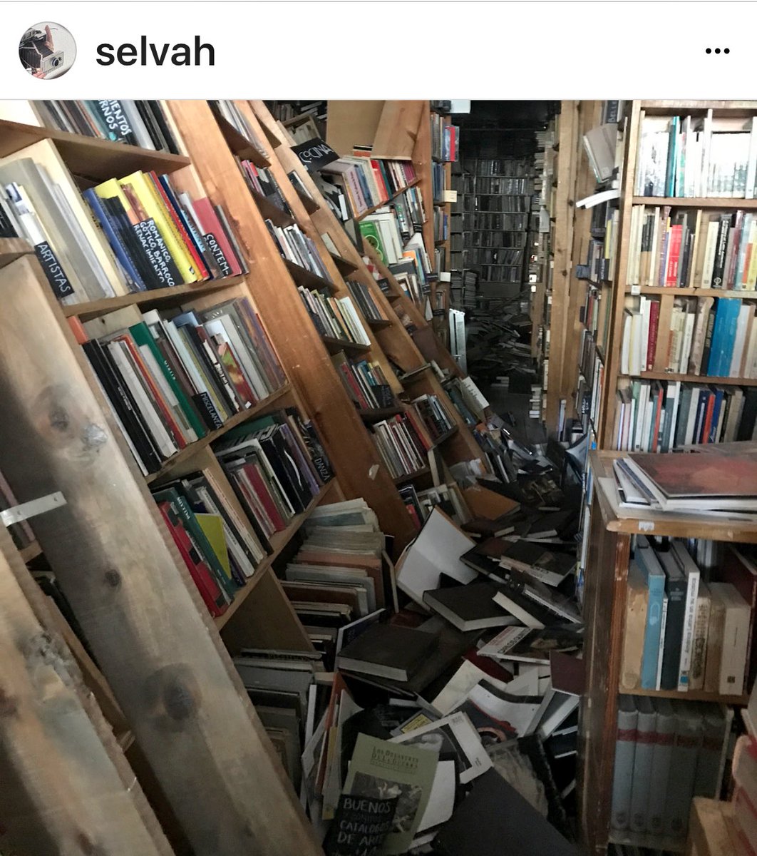 aesquinca's tweet photo. Librería ubicada en Álvaro Obregón 118A quedó muy afectada y para no tirar sus libros, están vendiéndolos a precios súper económicos. https://t.co/5DsAxqN6vh