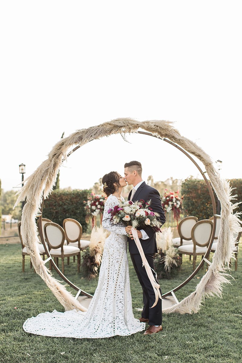 ruffledblog's tweet image. Wine Country Wedding Inspiration with a Pampas Grass Arch ruffledblog.com/wine-country-w…