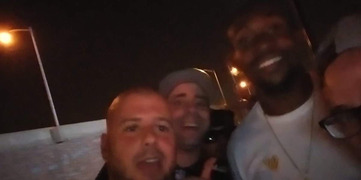 andy_acemtl27's tweet photo. @TheWorldof_AJ. Thanks for a great game and taking time for a picture
#FlyEaglesFly https://t.co/mX3PCIcznk