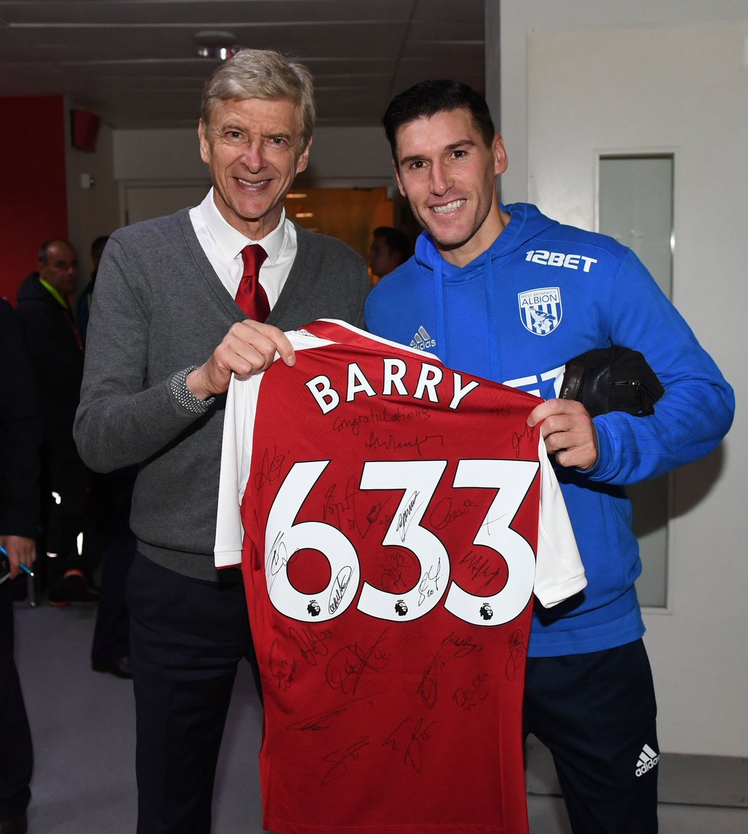 AMTanimu's tweet photo. Gareth Barry in #ARSWBA #ARSvWBA breaks @premierleague record to surpass Ryan Giggs with 633 appearance. Lacazatte breaks Arsenal's record. https://t.co/RVZDsAv3cA