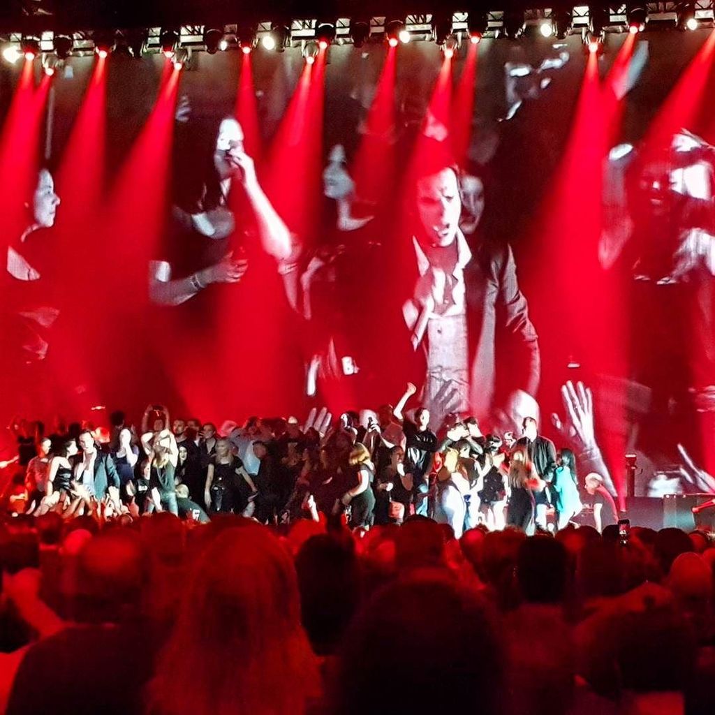JoeFentonPhotog's tweet photo. Nick Cave. What a guy! #nickcave #manchesterarena #fansonstage https://t.co/GdkoRocoq1 https://t.co/TFMTnAgdye
