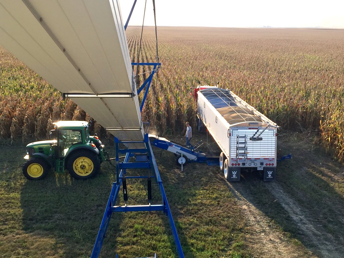 PatrickWOlson's tweet image. When the grass lot isn’t big enough #BinProblems #harvest17