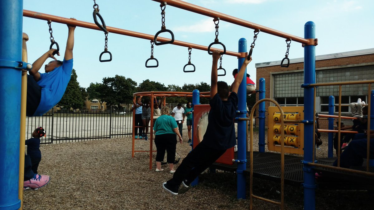 erikk292mke's tweet photo. Great way to kickoff @Aurora_Health #WeeksofCaring by volunteering at @BGCMilwaukee #AfterSchool! #LiveWell #FeelingLikeKidsAgain https://t.co/t0VgdYDsM4
