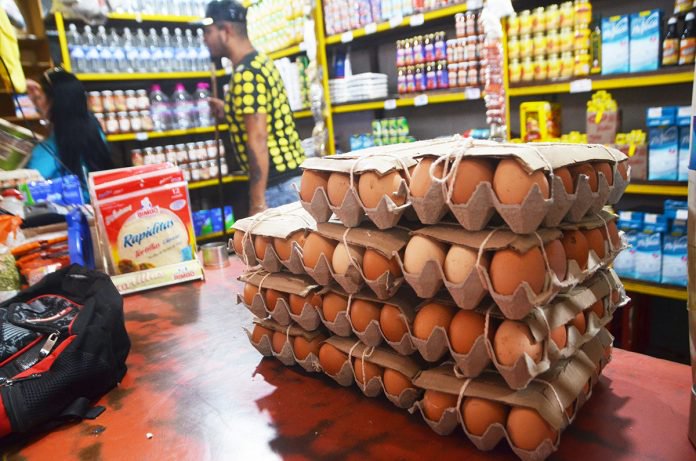david_malave's tweet photo. El cartón de huevos sube mil bolívares cada día https://t.co/5YbCESpxFC https://t.co/bdpaa8kaIa