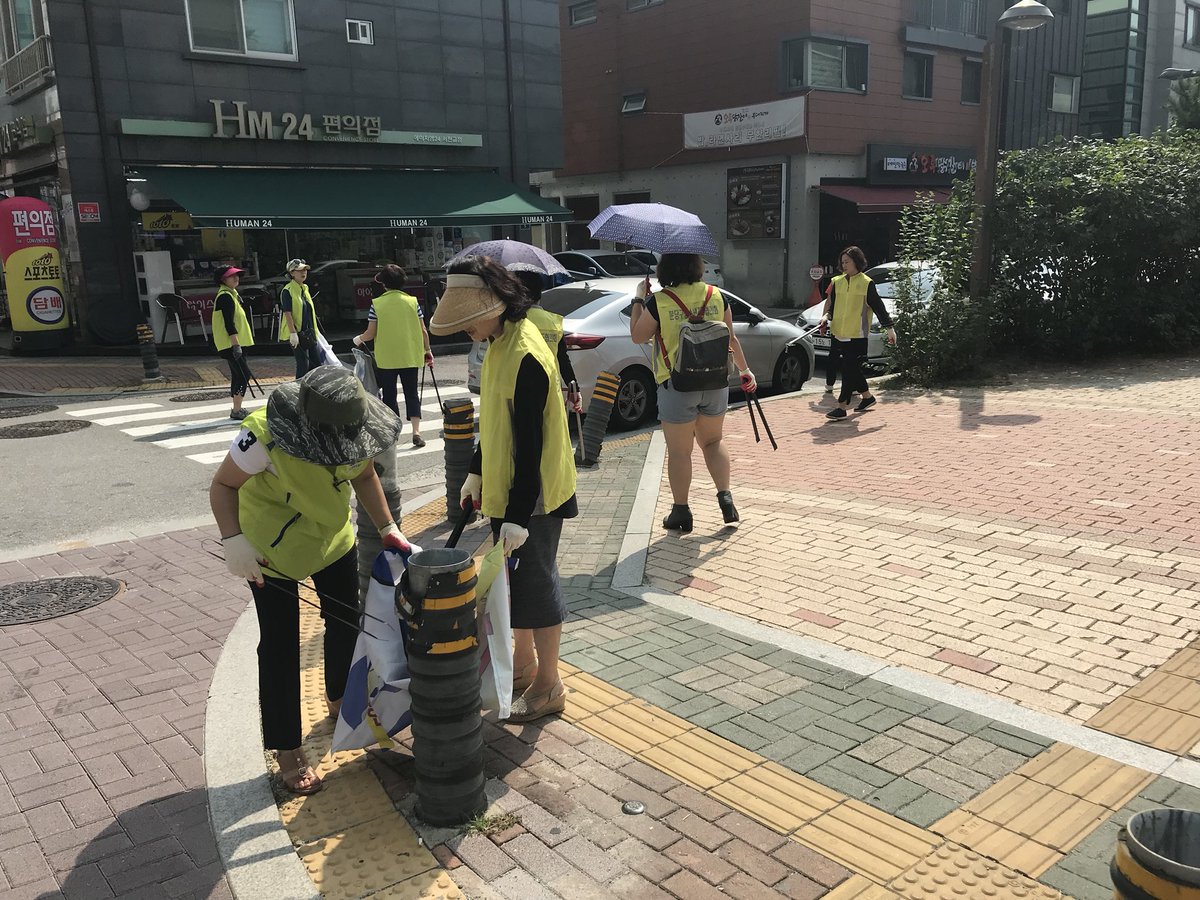 guten83's tweet photo. 운중동 일대에서 유관단체 연합 추석맞이 환경정비 활동이 실시되었습니다. 모든 단체원께서 활발하게 참여해 주신 결과 관내가 한결 더 깨끗해졌습니다. 참여해 주신 모든 단체원분들께 감사의 말씀 드리며 풍성한 한가위 되시길 바랍니다. #성남시 #운중동 https://t.co/M9YrlmzUej