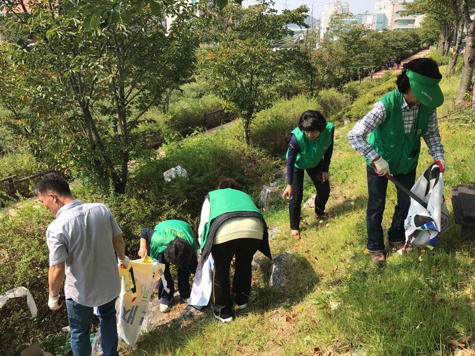 guten83's tweet photo. 운중동 일대에서 유관단체 연합 추석맞이 환경정비 활동이 실시되었습니다. 모든 단체원께서 활발하게 참여해 주신 결과 관내가 한결 더 깨끗해졌습니다. 참여해 주신 모든 단체원분들께 감사의 말씀 드리며 풍성한 한가위 되시길 바랍니다. #성남시 #운중동 https://t.co/M9YrlmzUej