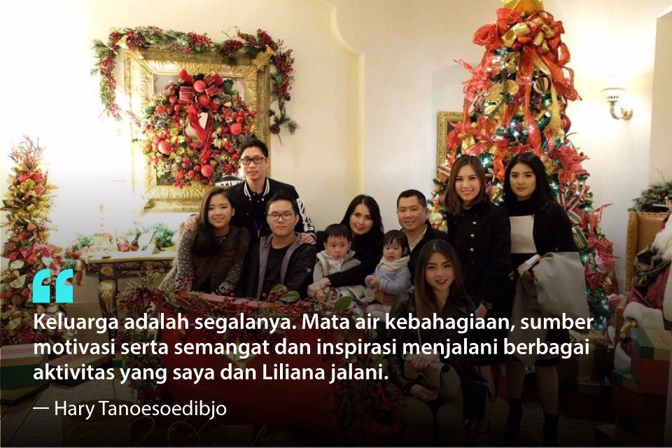 dahSyatMusik's tweet photo. Sebaliknya, keluarga bagi Pak Hary adalah segalanya. Sumber kebahagiaan dan motivasi aktivitasnya di luar rumah #HBDHaryTanoe https://t.co/iA70zWt3Je