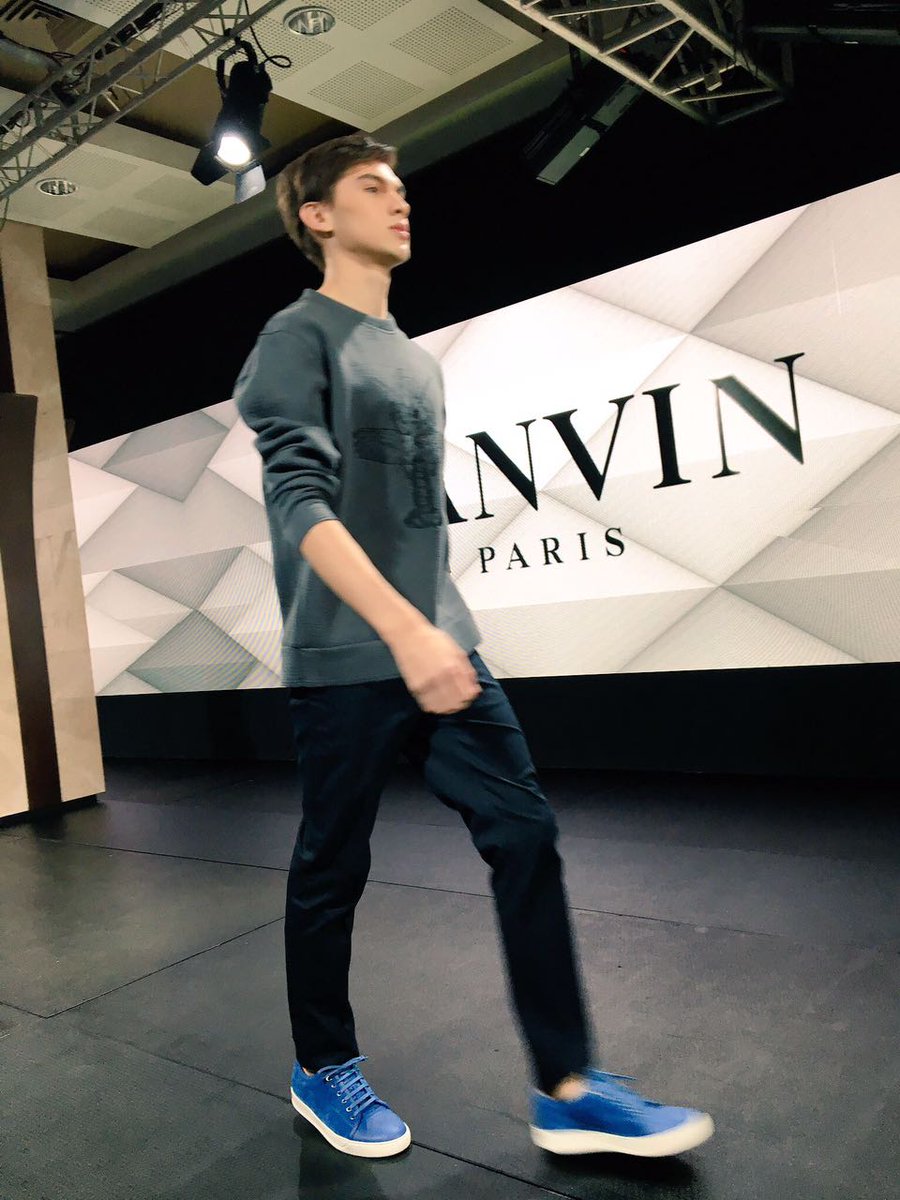 DAMAN_Magazine's tweet photo. Front row of @LANVINofficial runway show at #pimfw2017 at @plazaindonesia. #DAMAN #Lanvin #plazaindonesia #AboutLastNight https://t.co/ApTr1mhvJB