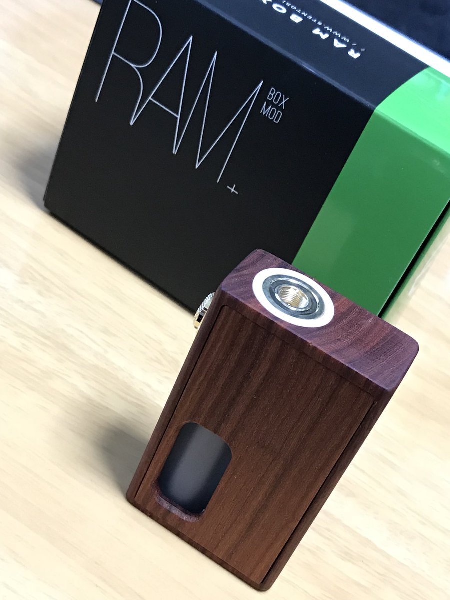 sandeman88's tweet photo. やっと届いた…久しぶりのMOD購入！
RAM BOX MOD軽くて小さくてロック機構もあって、さらに接点は金メッキ！
素晴らしい！！
#vape https://t.co/VSY7VA8V7v