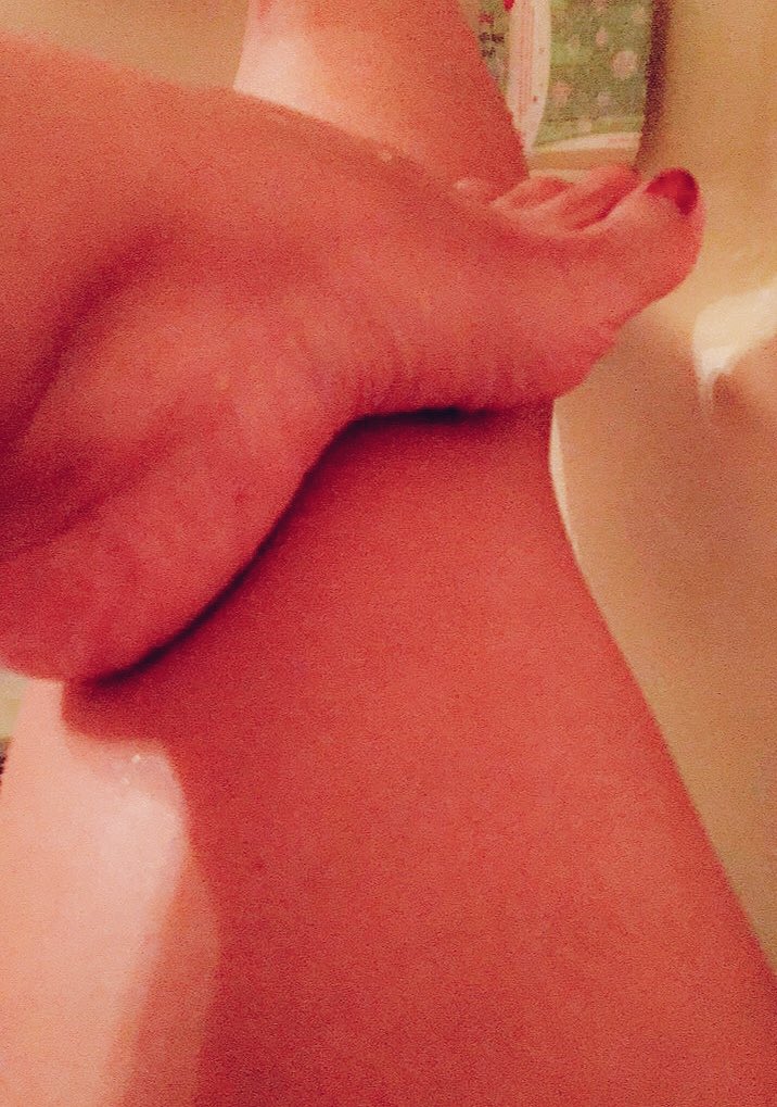 YourGoddessLola's tweet photo. Why am I always so bored? No one good to keep my interest. And my toes need pampering #nooneworthy #footworship #perfectpiggies https://t.co/v06k0fTymM