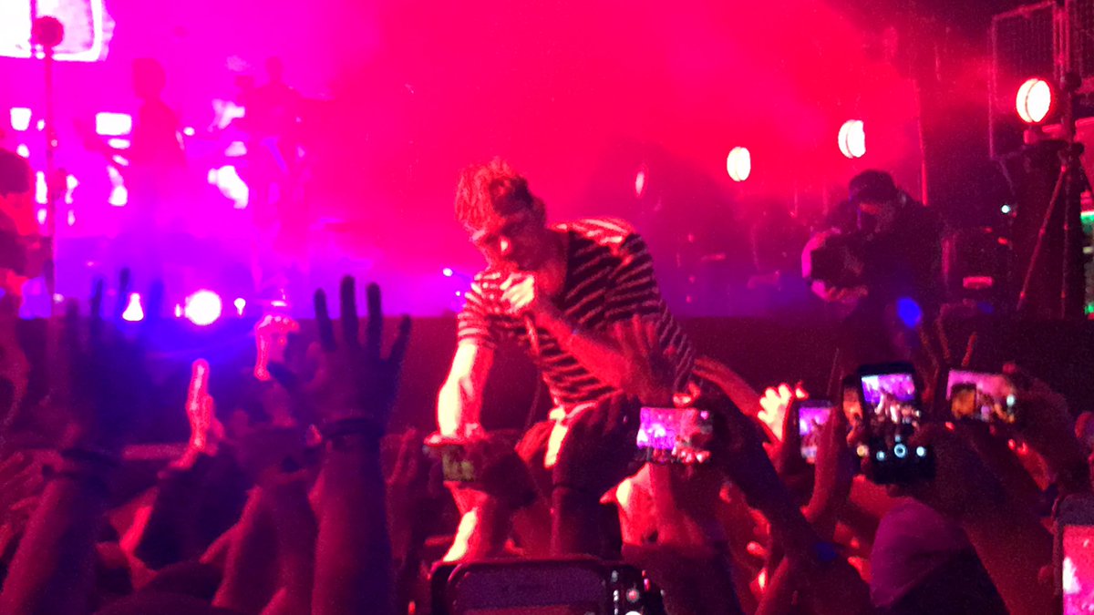 GeorgeJunak's tweet photo. @gorillaz #HUMANZWORLDTOUR One of the best shows I've seen very well put together thank you. I was really close #LifeIsBeautiful2017 https://t.co/9WLZsSUIkR