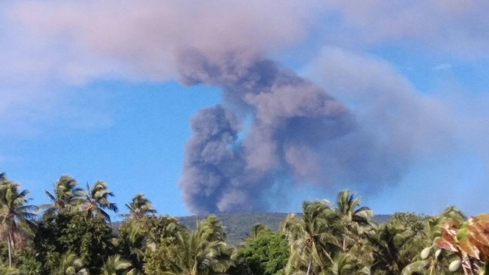 t_karae's tweet photo. Heart, thoughts and prayers are with my people and home island whilst the Volcano activity increases.๐งโค๏ธ#Ambae #Manaro #Homeples
PC: Unknown https://t.co/J2ZP0nhpwO