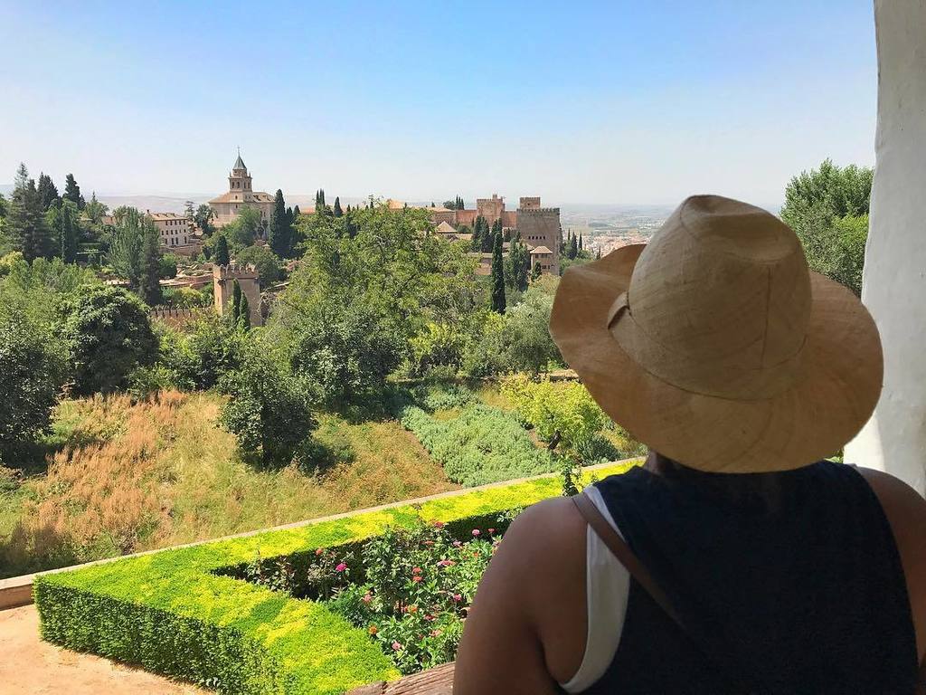 omnomnirvana's tweet photo. The grass is greener on my side! 🌱 This was taken at Generalife gardens over looking the Palace. #Granada #visitSp… https://t.co/KFsYuqRqU4 https://t.co/9eMnlHsX3g