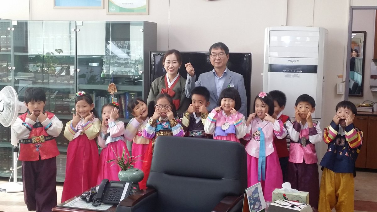 분당구청 어린이집 아이들이 추석 명절을 앞두고 구청장님, 행정지원과장님께 인사를 했습니다. ^^ 박상복 청장님께서 아이들이랑 오손도손 이야기 나누셨네요. 아이들이 기분이 좋은지 싱글벙글합니다. 박성희 과장님과 아이들의 재미나게 사진 한컷.^^ #성남시