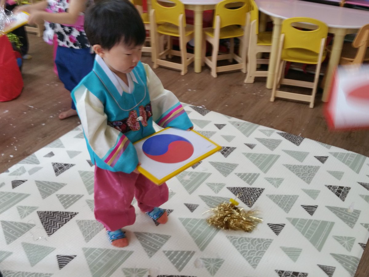 #성남시국공립고등동복지관어린이집 
다가오는 추석을 맞이하여 원내에서 추석행사가 진행되었습니다.. 소원나무에 소원을 적어 붙여 보기도하고 노리개 만들기, 민속놀이 체험, 줄타기공연 감상..탈춤추기를 경험해보며 뜻깊은 시간을 보냈답니다.