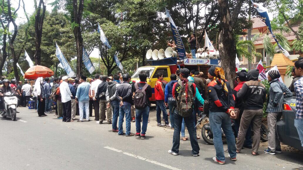 BuruhTransport's tweet photo. #IndonesiaDaruratAgraria gelombang aksi solidaritas Hari Tani Nasional di berbagai wilayah, Jakarta, Surabaya, Banten, Malang #HTN2017 https://t.co/eik1ZYOntc