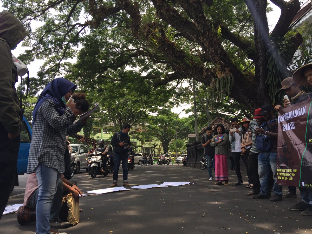 BuruhTransport's tweet photo. #IndonesiaDaruratAgraria gelombang aksi solidaritas Hari Tani Nasional di berbagai wilayah, Jakarta, Surabaya, Banten, Malang #HTN2017 https://t.co/eik1ZYOntc