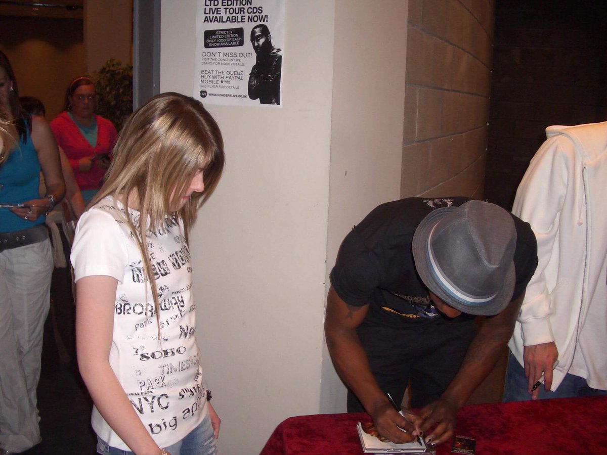 autumnalqueenx's tweet photo. @simonwebbe1 #SIMONFLASHBACK Us in 2007 when I was 17 now 28 & still supporting uππ https://t.co/4FowLT0zDl