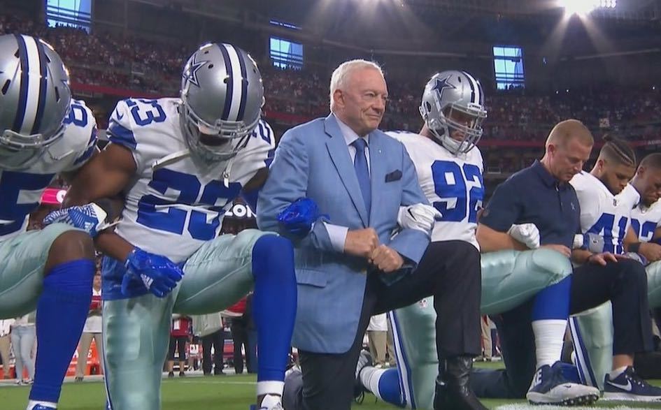 bigdandbubba's tweet photo. the @DallasCowboys did it RIGHT! Protest BEFORE the anthem.
#brilliant 
#Respect
🇺🇸 https://t.co/aWQiTkPMkG https://t.co/A0izpPeP9L