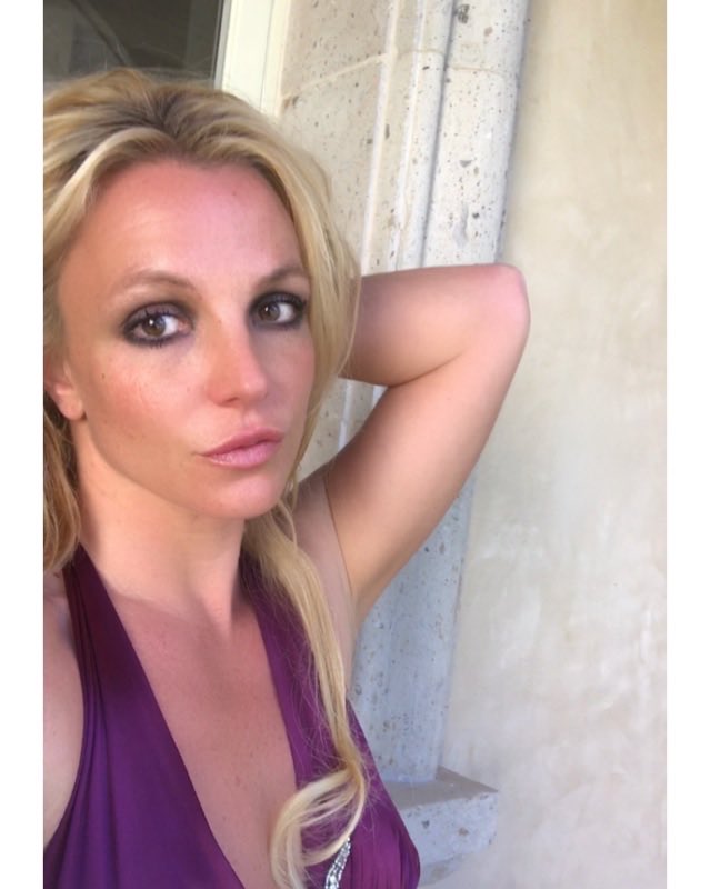 britneyspears's tweet photo. 👙👠👗👯💃🏼💅🏻👅 https://t.co/uxGCcfdGvF