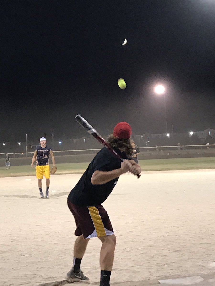 URecCMU's tweet photo. Esca"ballin" in the moonlight 🌙#hittinballs #basicpitches #cmuIMsports #TG https://t.co/s7AMVvWtqa
