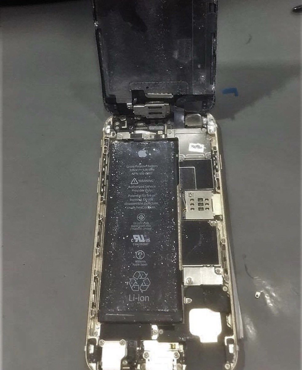 iphonemelbourne's tweet photo. Tradies phone , is yours the same ? ;) #apple #iphonerepairs #melbournephonerepair #fixspot https://t.co/ptu0YwykwS