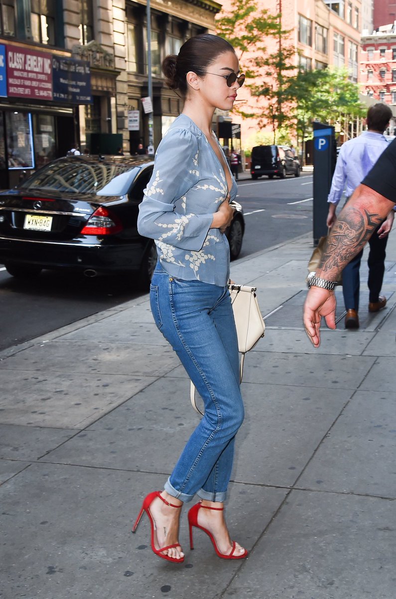 SelenaFanClub's tweet photo. Put that best foot forward girl 🔥 https://t.co/itjBNzetyE