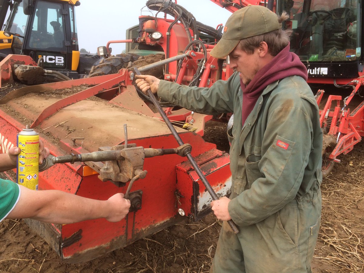 NathanSpademan's tweet photo. Glad we fitted the vice now @Charles94920475 @NiagriEng #Dewulf https://t.co/7jLGQ3EmHN