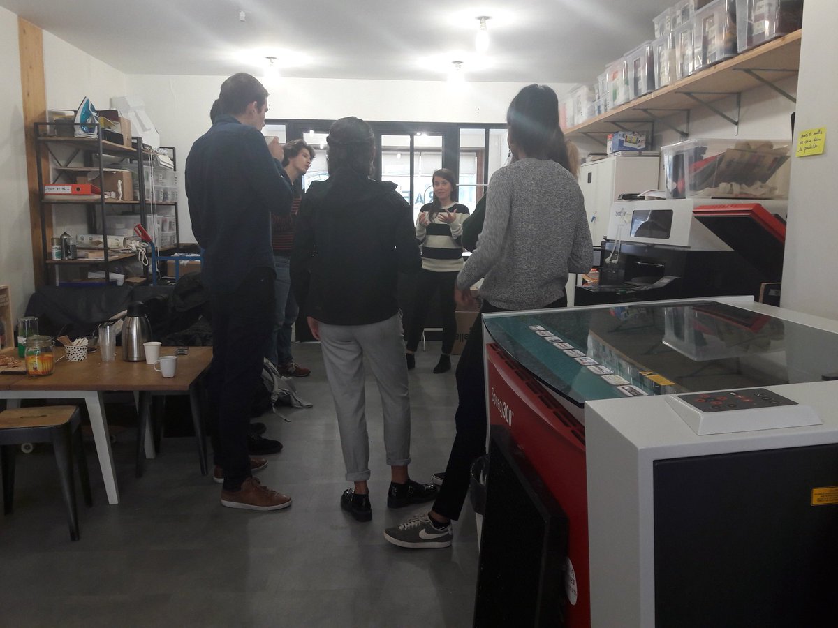 [#teambuilding] Ce matin, les #etudiantsentrepreneurs de <a href="/psl_univ/">Université PSL</a> visitent <a href="/draftateliers/">DRAFT Ateliers</a> et participent à un atelier "Découpe laser"