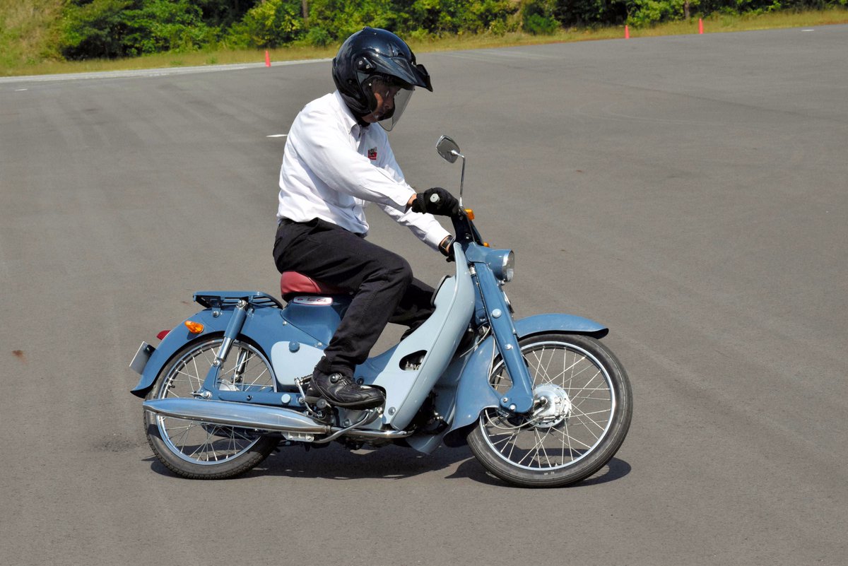 Yuu Ka 完全不喜欢 这样的摩托车速度不够快 方便程度不如踏板车 不是我的菜 日本 最好用且海外很少见到的是那种后面并排两个轮 前面一个轮 带一个有机玻璃罩的摩托车 不倒 防雨 可携带少量行李 停车方便