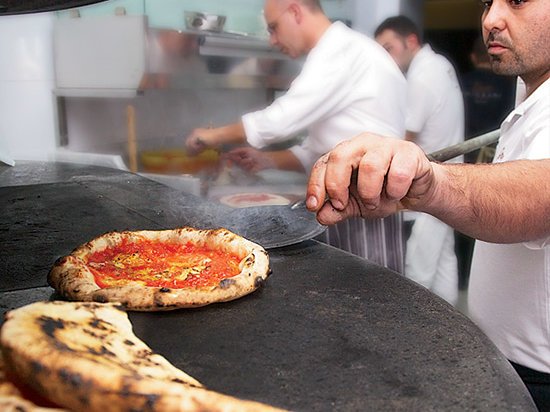 foodandwine's tweet photo. 20 pizzas to eat in Italy before you die: https://t.co/kMKxWWhpvx https://t.co/l7hc2R1kef