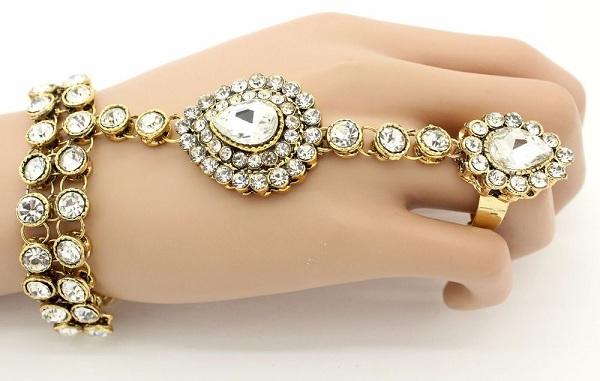 MonsoonWeddings's tweet photo. Hand Accessories... #Indianbride #Indianweddings #Bridaljewellery #Indianaccessories #HandAccessories #Indiadesigns #Monsoonweddings https://t.co/hUTsoaUggt