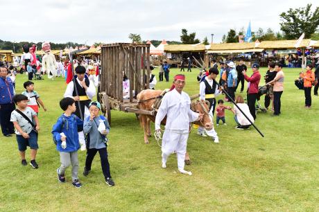 [2017 안성맞춤 바우덕이축제]
바우덕이 축제에서 시간여행 떠나요
어가행렬, 죄인호송, 소달구지, 기생, 혼례 등
조선시대의 다양한 모습을 볼 수 있어요~

-날짜:9.28(목)~10.2(월)
-장소:축제장 전역
-시간:13:00~13:30