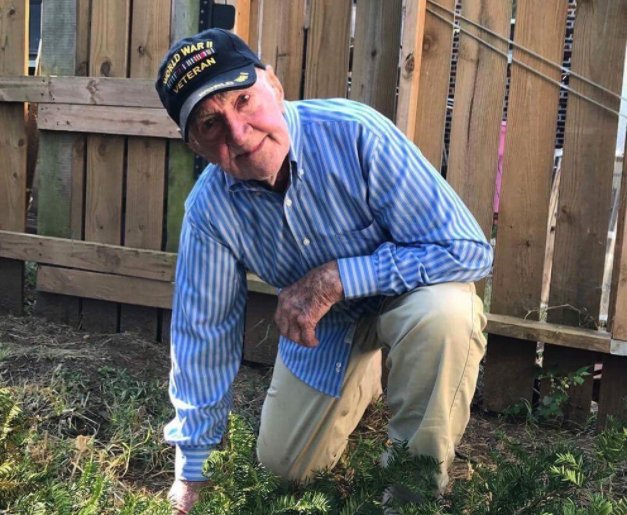 This 97 year old WWII veteran wanted to join with those who #TakeTheKnee saying:

 "Those kids have every right to protest."

RETWEET!!