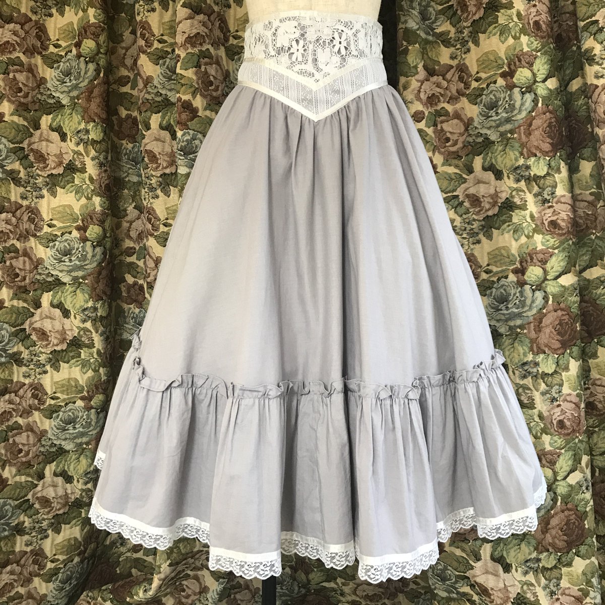 wattkey_'s tweet photo. 【入荷情報】
久しぶりの更新です。
可愛らしいガニーちゃんが入荷しました♪
眺めているだけで幸せなガニーサックスのお洋服。これを仕事で扱えるって本当に幸せ。今回の入荷は７号サイズなのでどんな華奢なお嬢さんの手に渡るのか楽しみです＾＾
https://t.co/V9uivlSOTu https://t.co/lHQyosmQVo