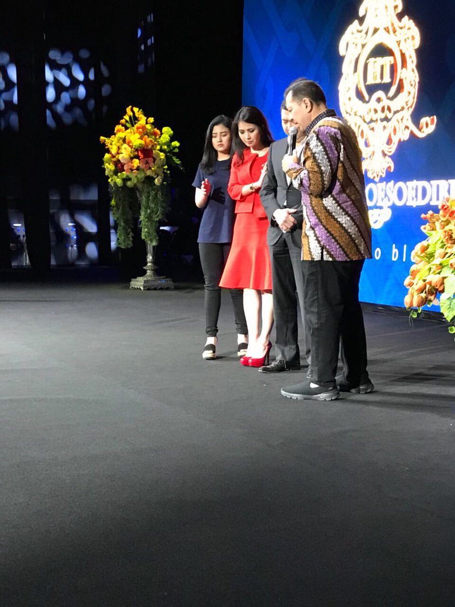 PastorGilbertL's tweet photo. Menyampaikan Firman Tuhan &amp; Mendoakan Bpk @Hary_Tanoe pada HUT ke 52 Beliau, di Jakarta Concert Hall, Menara I News; #LivetoBless https://t.co/1mHw93v2wU