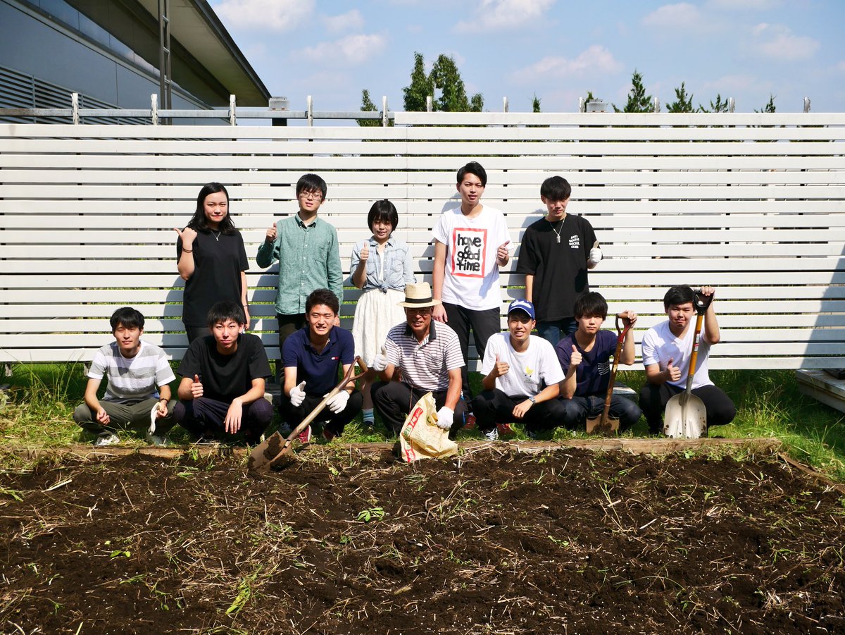kohnozemi's tweet photo. 本日は、学内【気仙沼大島 菜の花畑】にて、草取り、種まきを致しました。来年の3月ごろ開花予定です。

後期も、前期に引き続きゼミ活動の様子を度々更新していきます。宜しくお願い致します。 https://t.co/4KMsg66Arp