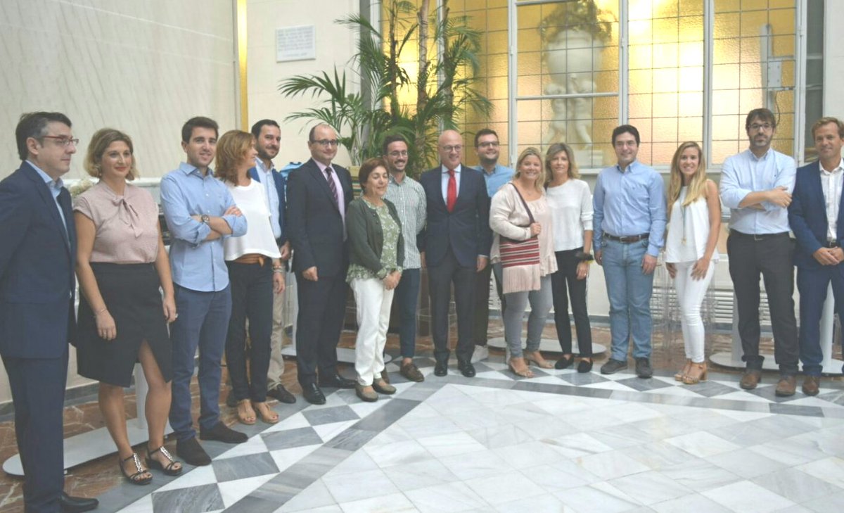 Presentamos las actividades dl #diape17 acompañados d valientes emprendedores. En <a href="/regiondemurcia/">Gobierno de la Región de Murcia</a> se crearon 8 empresas al dia d enero/julio