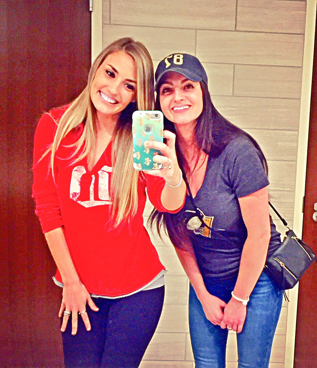 CidneyAult's tweet photo. Red Wings game was sick! The new Little Ceasars Arena is out of this world!!! #redwingspride 🐙❤️🏒 #hellyesss #hockeysbackbabyyyy https://t.co/y22RyNSMQP