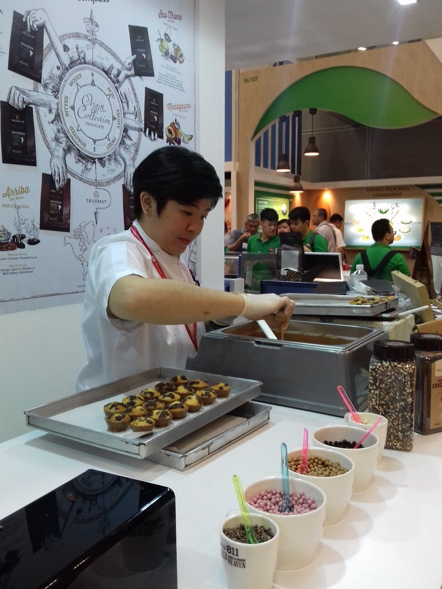 zilzarglobal's tweet photo. Chef Amanda from Callebaut preparing Travel Cake at her booth.  Chocolate lovers, come taste her creations at Hall 1 Bidfood booth #FHM2017 https://t.co/cua0bcjDKa