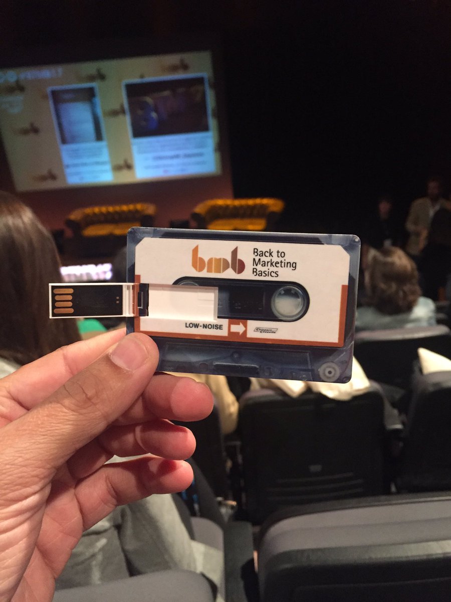 esCappuccino's tweet photo. Detallito ochentero de bienvenida en #BTMB17 de @mkdirecto @promopenusb👌🏻 we ❤️ 80s https://t.co/smx9ZB5rI7